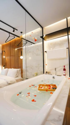 Luxury suites with JACUZZI by Sea&theCity